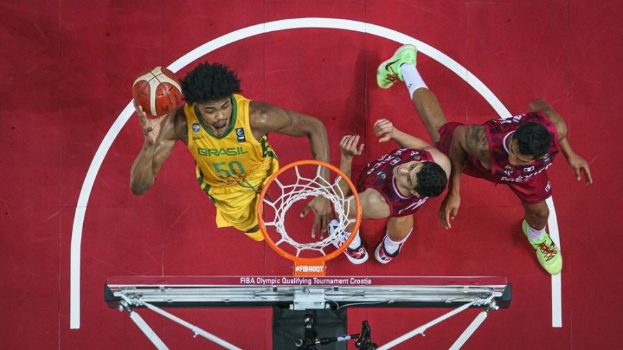 Bruno Caboclo, da seleção brasileira de basquete, em jogo contra o México, válido pelo Pré-Olímpico - @fiba