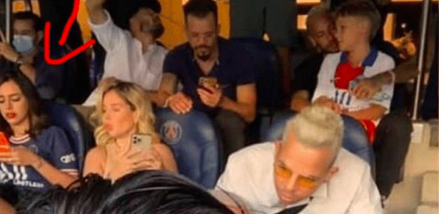 Neymar watches PSG game with Bruna Biancardi