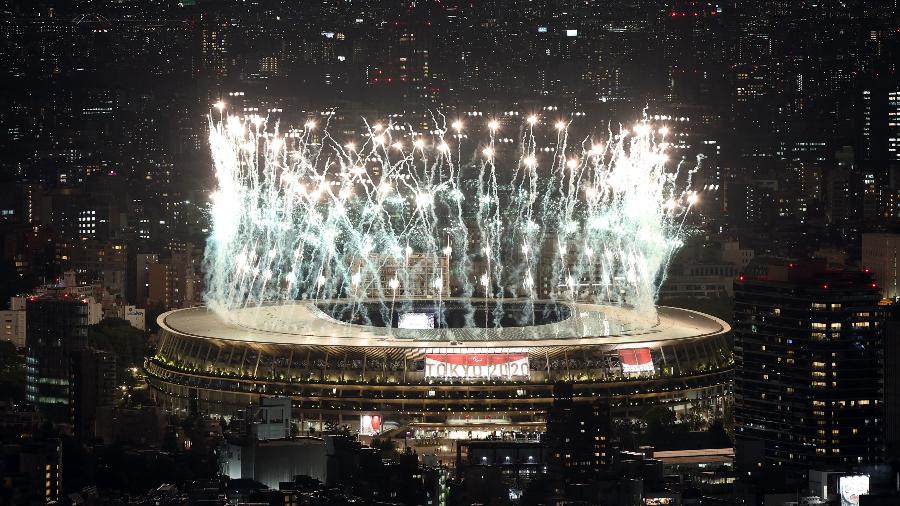 Imagem vista da parte de fora do estádio Olímpico mostram fogos de artifício, que foram lançados no início da cerimônia de abertura das Paralimpíadas - Kim Kyung-Hoon/Reuters