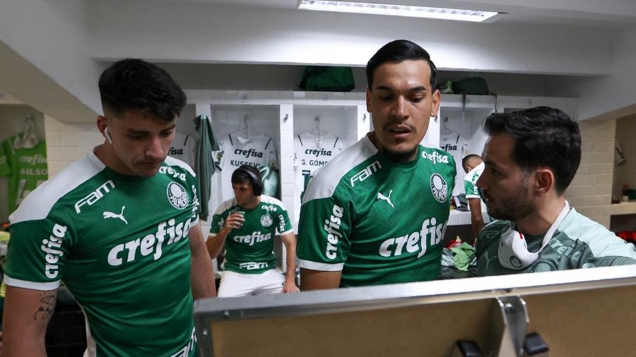 Os jogadores Joaquín Piquerez e Gustavo Gómez e o analista de desempenho Tiago Costa  - Cesar Greco/Palmeiras