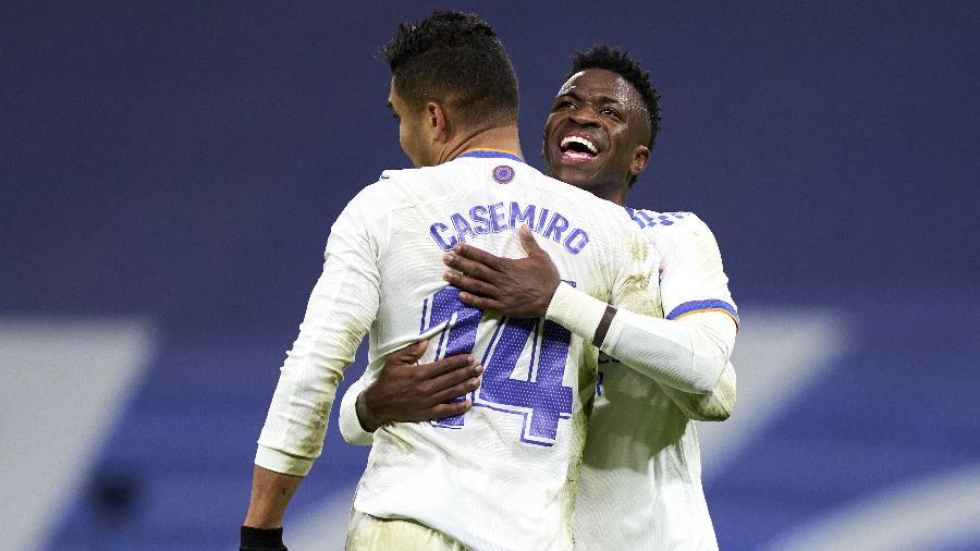 Casemiro e Vinicius Júnior se abraçam durante jogo do Real Madrid em janeiro de 2022; união também na seleção - Quality Sports Images/Getty Images