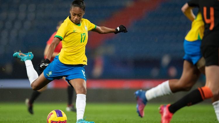 Ary Borges com a bola durante partida da seleção brasileira contra a Holanda - Thais Magalhães/CBF - Thais Magalhães/CBF
