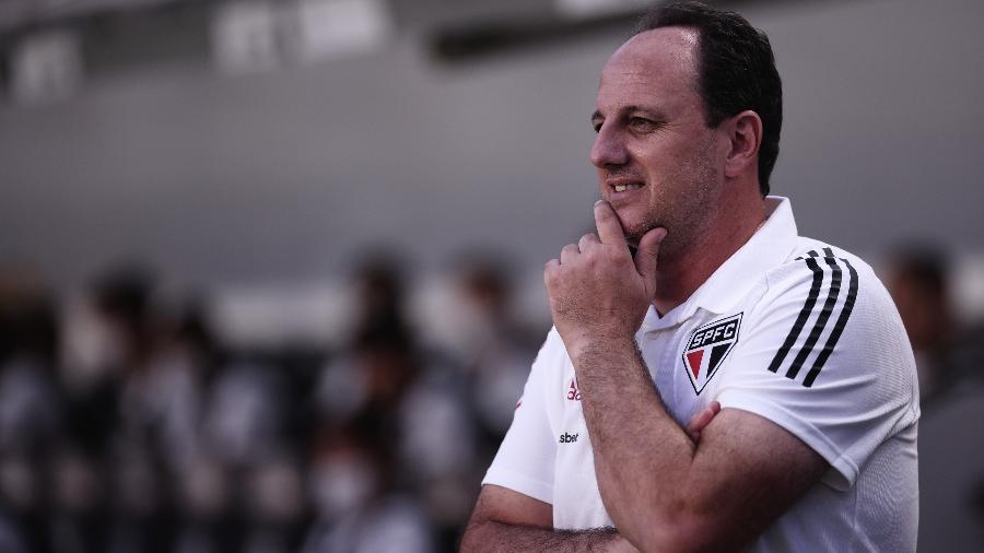 Rogério Ceni comanda o São Paulo no clássico contra o Santos, na Vila Belmiro - Ettore Chiereguini/AGIF