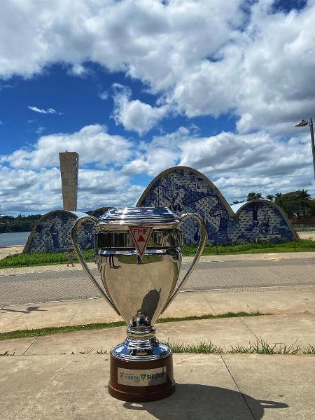 Taça que será entregue ao campeão mineiro - Divulgação/Federação Mineira de Futebol