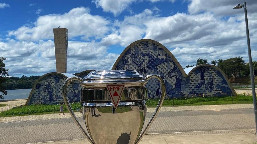 Taça que será entregue ao campeão mineiro de 2022 fez um tour por Belo Horizonte - Divulgação/Federação Mineira de Futebol