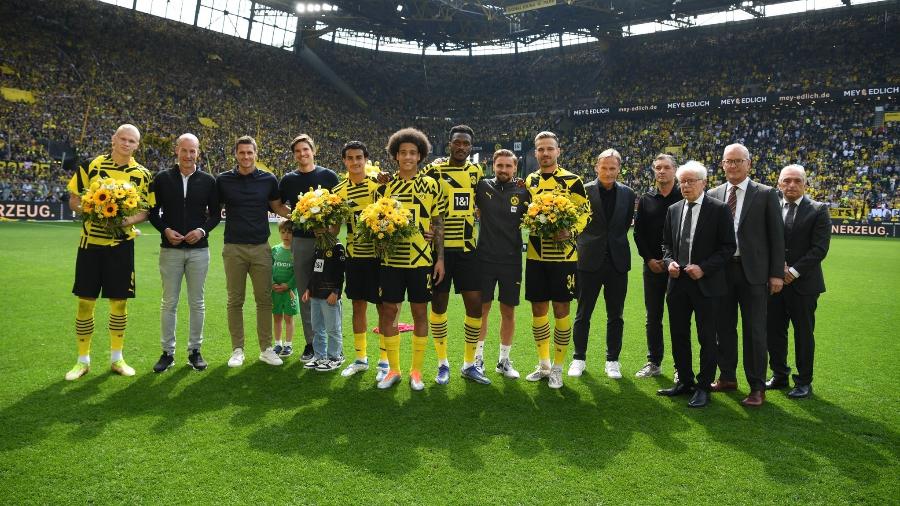 Jogadores do Borussia Dortmund que vão deixar o time ao fim da temporada foram homenageados antes do jogo contra o Hertha Berlin - Reprodução/Twitter/BlackYellow