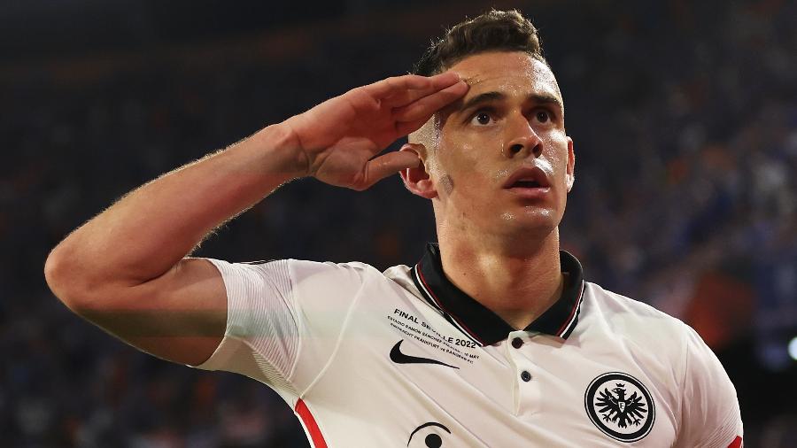 Rafael Santos Borré, atacante ex-River que hoje atua pelo Eintracht Frankfurt, negociou com brasileiros no ano passado - Maja Hitij/Getty Images