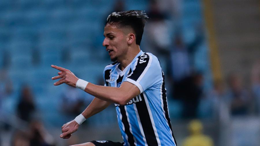 Gabriel Teixeira marcou o gol da vitória do Grêmio, que se mantém no G4 da Série B  - Maxi Franzoi/AGIF