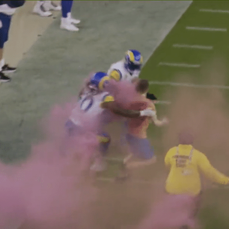 Jogadores do Los Angeles Rams derrubam torcedor que invadiu gramado em jogo da NFL - Reprodução