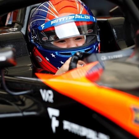 Emerson Fittipaldi Jr. tem 15 anos e pilota na Fórmula 4 italiana. - Reprodução/Instagram