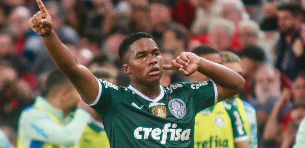 Endrick celebra gol marcado para o Palmeiras contra o Athletico