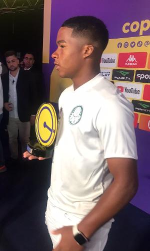 Endrick com o prêmio de melhor jogador da Copa São Paulo 2022