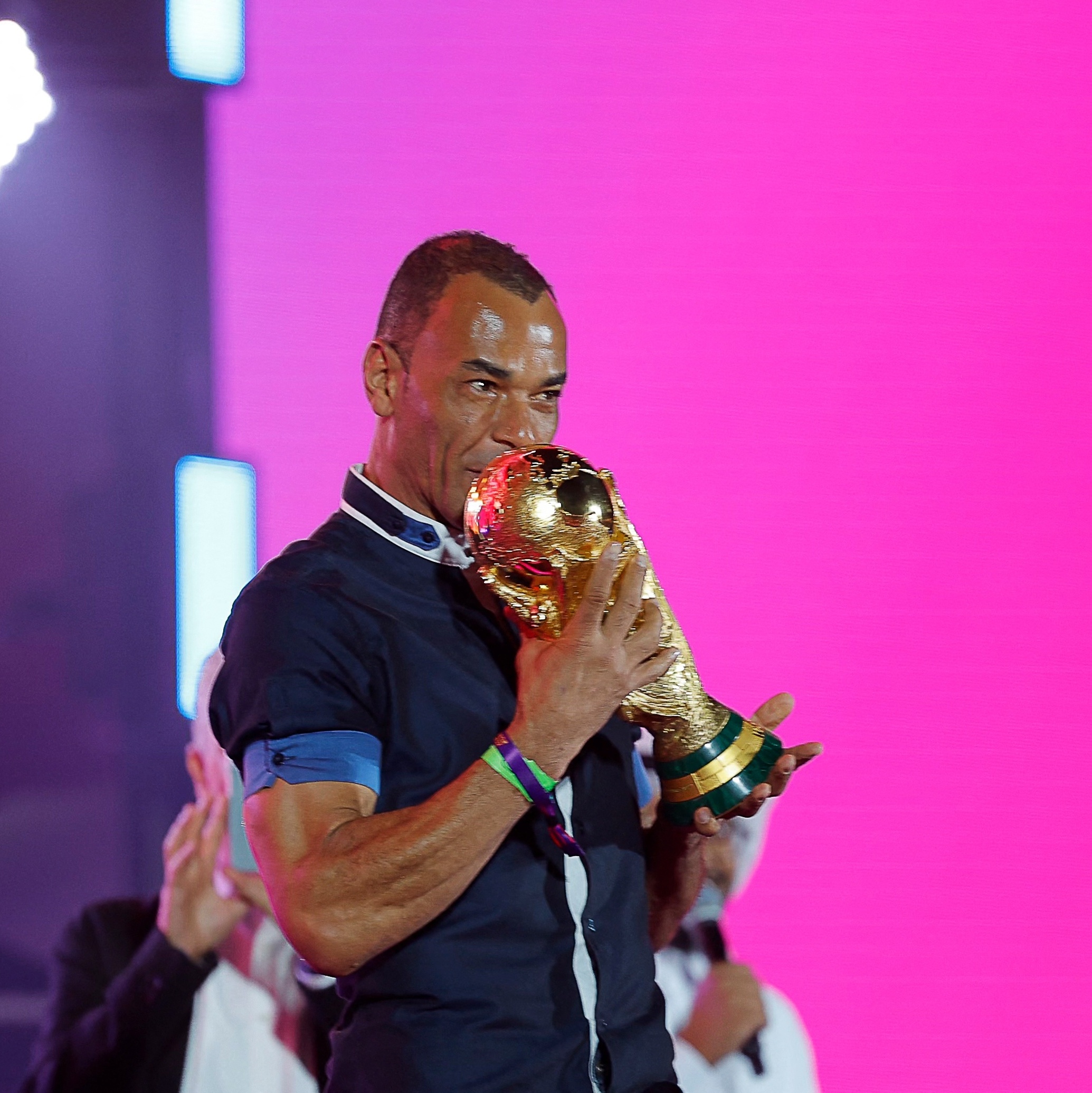 Em evento com Cafu, patrocinadora exibe taça da Copa da Mundo de