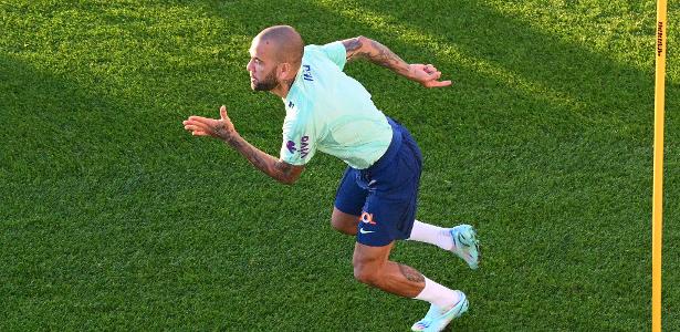 Daniel Alves durante treino da seleção brasileira