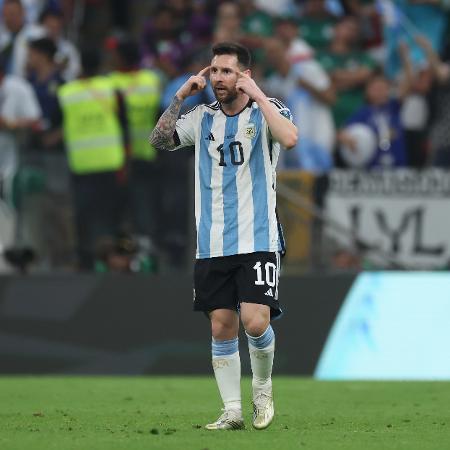 Messi faz gesto frequentemente usado por Abel Ferreira, técnico do Palmeiras, durante Argentina x México, pela Copa do Mundo do Qatar - Alex Grimm/Getty Images