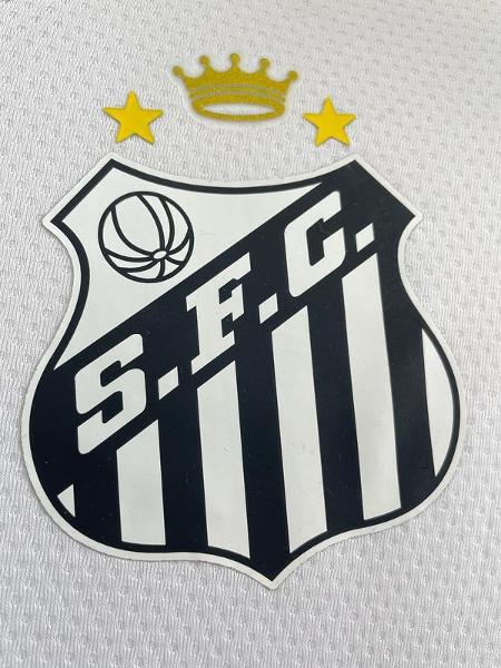 O novo escudo com a coroa já irá aparecer no uniforme do Santos na Copinha - Reprodução/Instagram