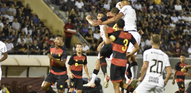 Jogadores de Sport e Corinthians disputam lance em partida da Copinha