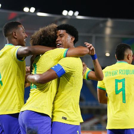 Jogadores da seleção brasileira sub-20 comemoram um dos gols marcados sobre a Argentina ainda no 1º tempo - Rafael Ribeiro / CBF