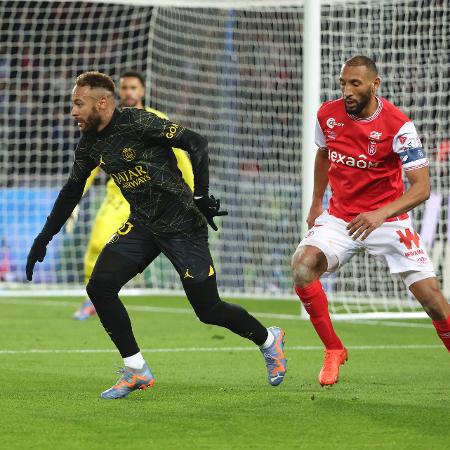 Neymar e Yunis Abdelhamid em ação durante a partida entre PSG x Reims, pelo Francês - Jean Catuffe/Getty