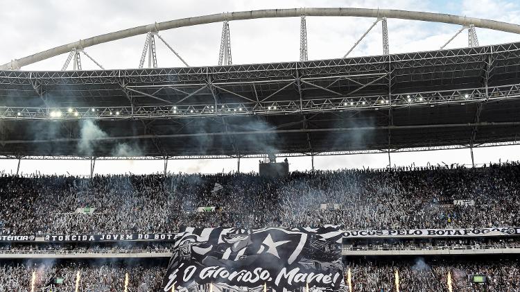 Torcida do Botafogo durante partida contra Coritiba no estádio Nilton Santos