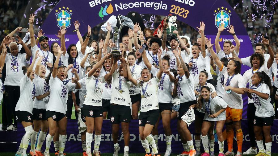 Jogadoras do Corinthians erguem o troféu do Brasileirão Feminino após vitória sobre a Ferroviária