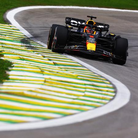 Max Verstappen com o carro da Red Bull no treino livre em Interlagos