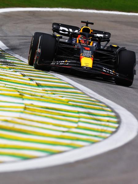 Max Verstappen com o carro da Red Bull no treino livre em Interlagos