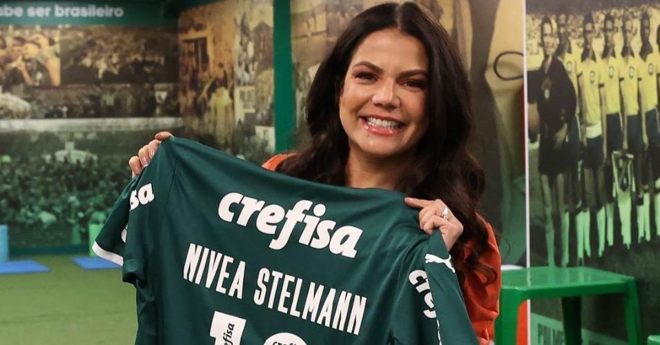 Nívea Stelmann, torcedora do Palmeiras, segurando a camisa do time