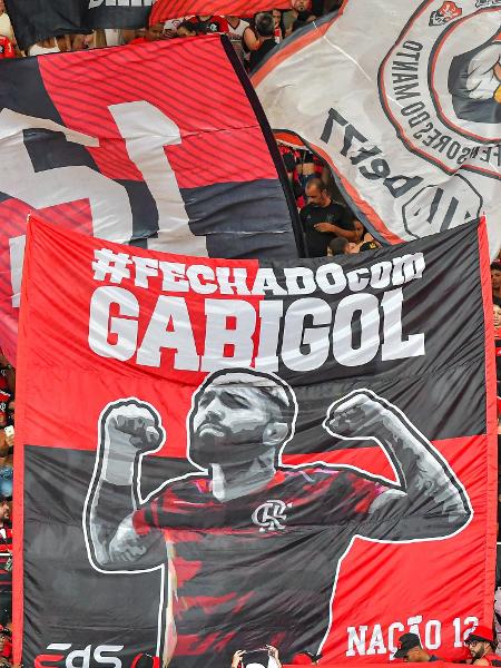 Bandeiras da torcida do Flamengo antes de final do Cacioca contra o Nova Iguaçu