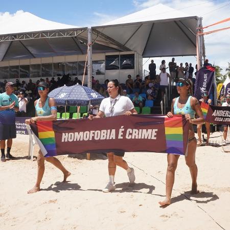 Atletas levam faixa contra homofobia em jogo do vôlei de praia