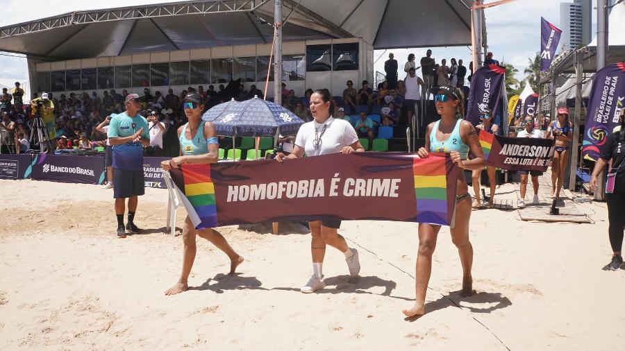 Atletas levam faixa contra homofobia em jogo do vôlei de praia