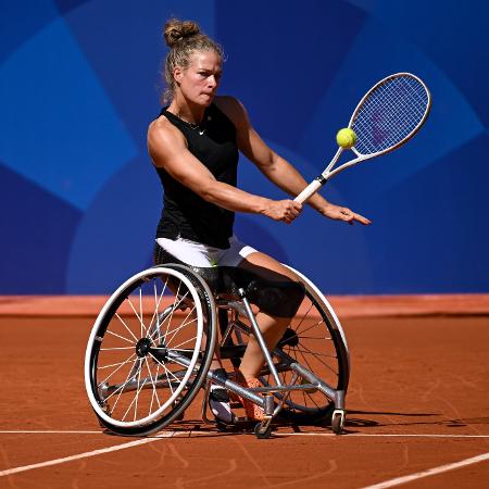 Diede de Groot treina em quadra de Roland Garros visando as Paralimpíadas de Paris