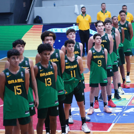 Jogadores da seleção brasileira sub-15 de basquete masculino perfilados