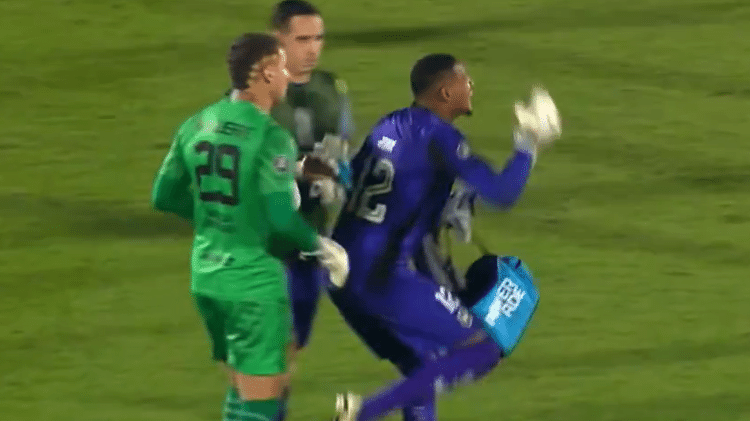 Aguerre (à esquerda) pisou em John no intervalo de Peñarol x Botafogo, jogo da Libertadores