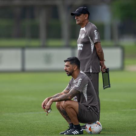 Ramón Diaz e Emiliano, técnico e auxiliar do Corinthians, preparam próximos 10 dias de atividades intensas