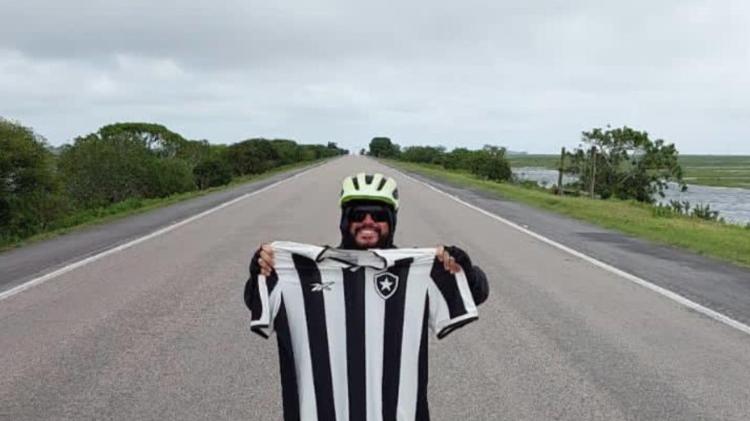 Botafoguense José Marcelo partiu de bicicleta de Porto Alegre rumo a Buenos Aires