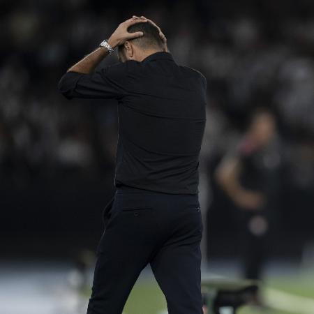 Artur Jorge, técnico do Botafogo, se desespera com chance perdida no jogo contra o Vitória - Jorge Rodrigues/AGIF