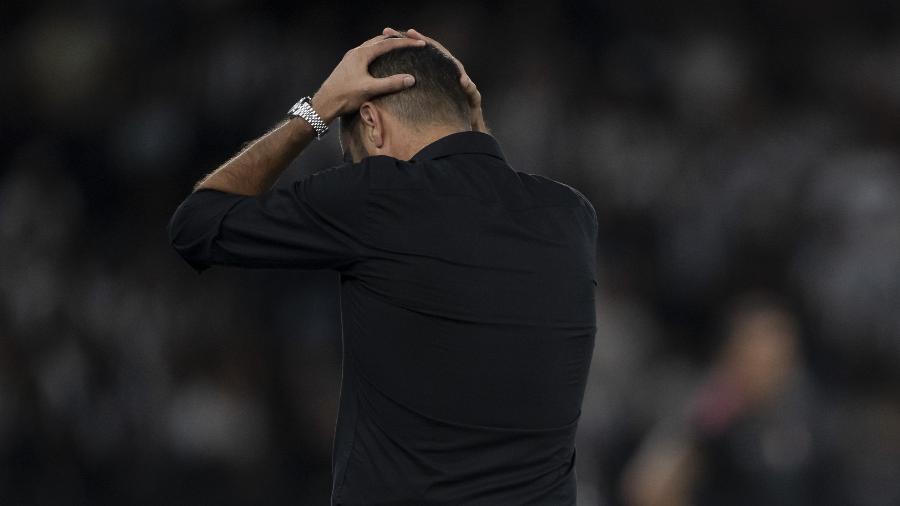 Artur Jorge, técnico do Botafogo, se desespera com chance perdida no jogo contra o Vitória