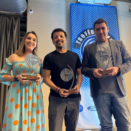 Beatriz Cesarini, André Hernan e PVC recebem troféu Aceesp 2024