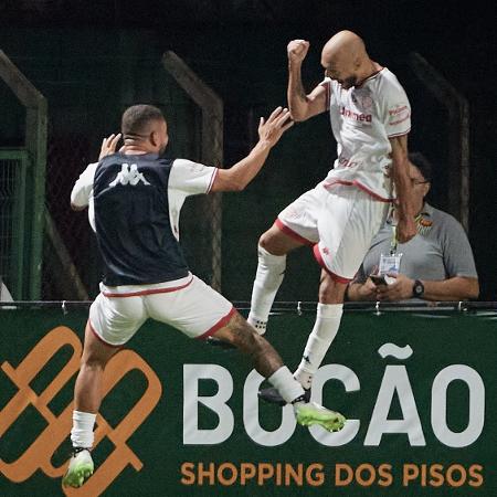 Carlão, do Noroeste, celebra gol marcado sobre o Velo Clube Carlão, do Noroeste, celebra gol marcado sobre o Velo Clube