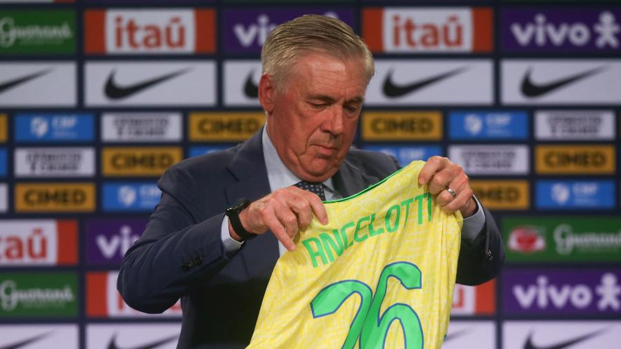 Carlo Ancelotti com a camisa da seleção brasileira Carlo Ancelotti com a camisa da seleção brasileira
