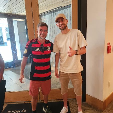 Jorginho tira foto com torcedor do Flamengo Jorginho tira foto com torcedor do Flamengo