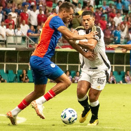 Hulk tenta sair da marcação durante Bahia x Atlético-MG, duelo do Brasileirão Hulk tenta sair da marcação durante Bahia x Atlético-MG, duelo do Brasileirão