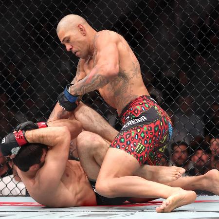 Alex Poatan nocauteou Magomed Ankalaev durante o UFC 320 Alex Poatan nocauteou Magomed Ankalaev durante o UFC 320