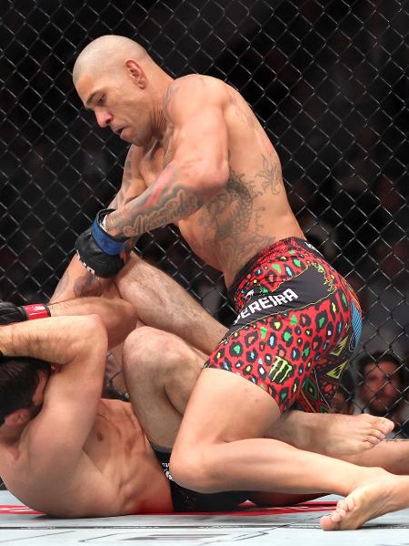 Alex Poatan nocauteou Magomed Ankalaev durante o UFC 320 Alex Poatan nocauteou Magomed Ankalaev durante o UFC 320