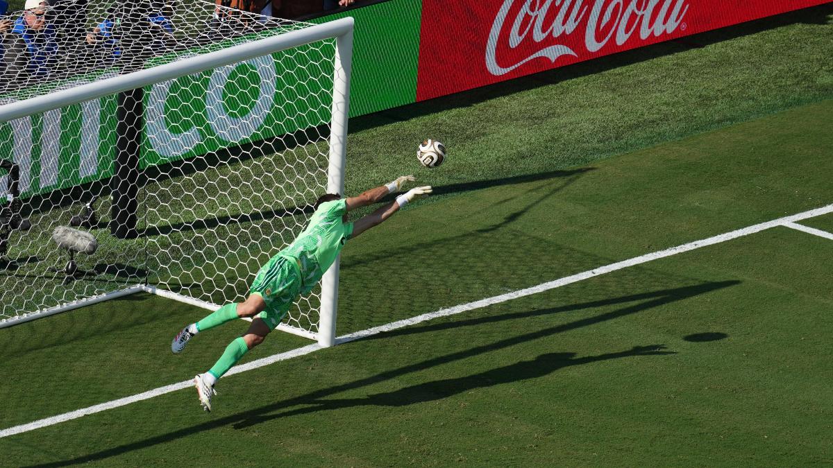 Dibu cresce na final depois de Copa tímida, mas cede após 11 defesas