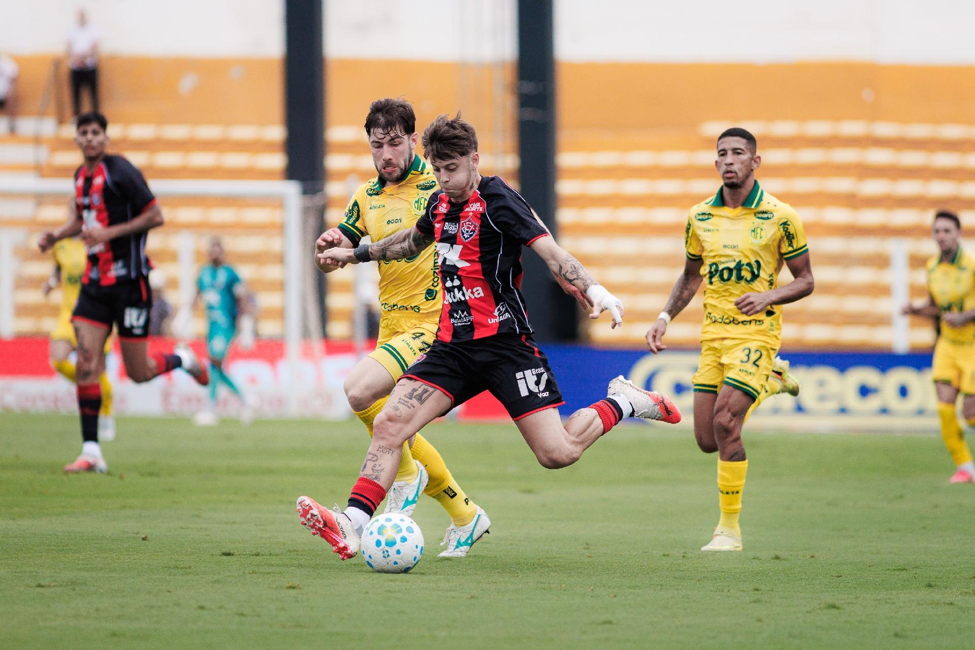 Tarzia, do Vitória, em ação contra o Mirassol, pelo Brasileirão - undefined