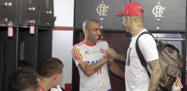 Ex-companheiros de Corinthians, Emerson Sheik e Guerrero conversam dentro do vestiário do Flamengo - Gilvan de Souza/Flamengo