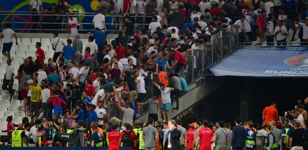 Russos e ingleses brigaram antes e após a partida entre as seleções na Eurocopa - Dan Mullan/Getty Images