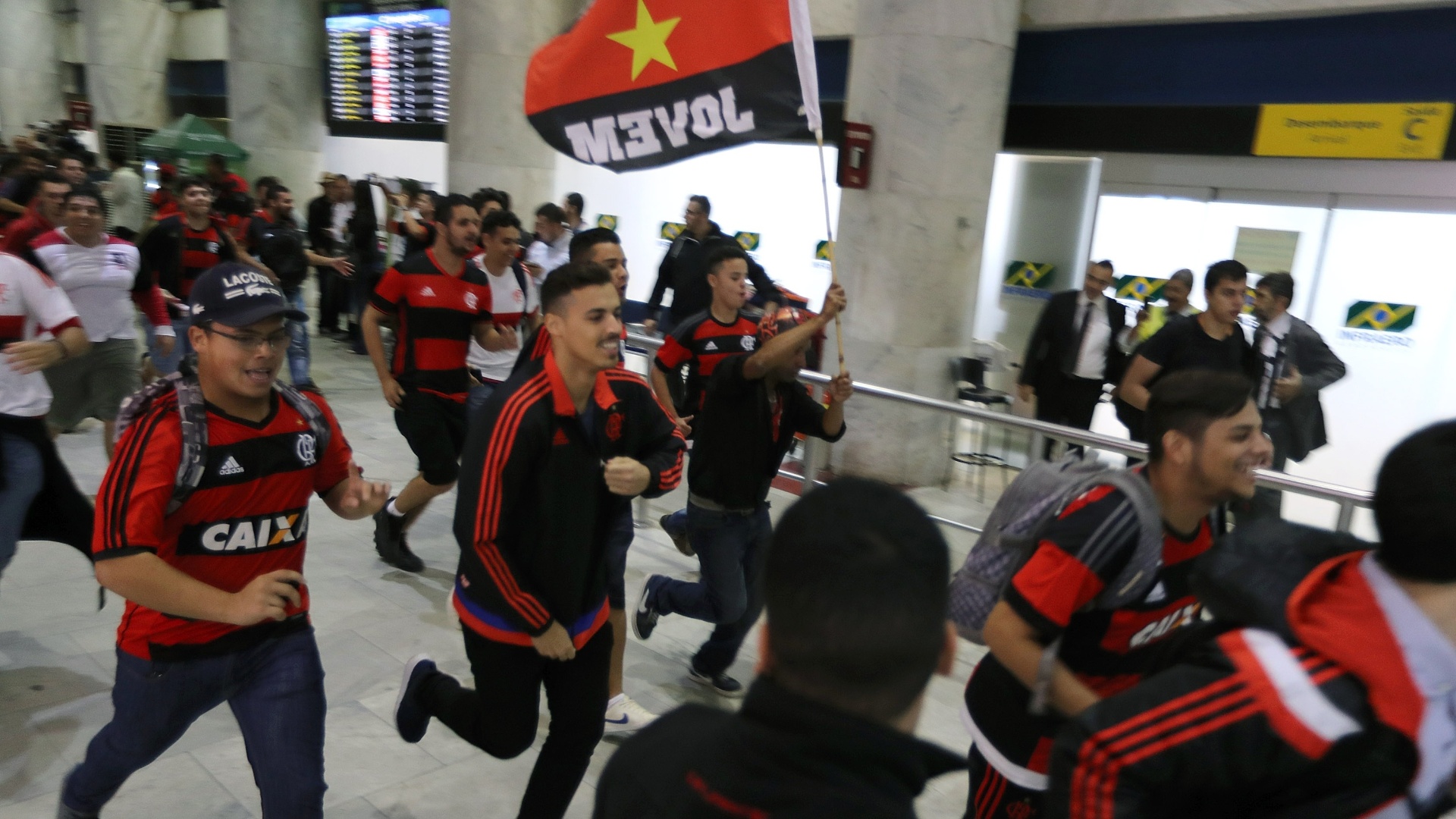Torcedores do Flamengo correram no saguão do aeroporto para acompanhar a saída de Diego - Júlio César Guimarães/ UOL